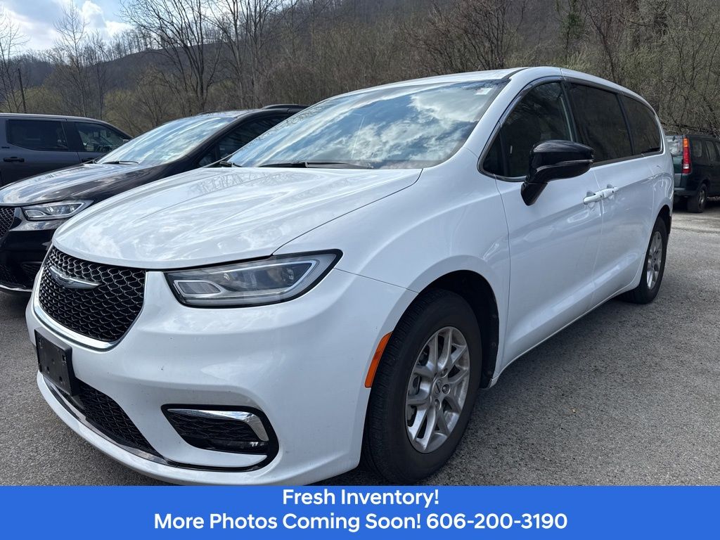 2025 Chrysler Pacifica Select's photo