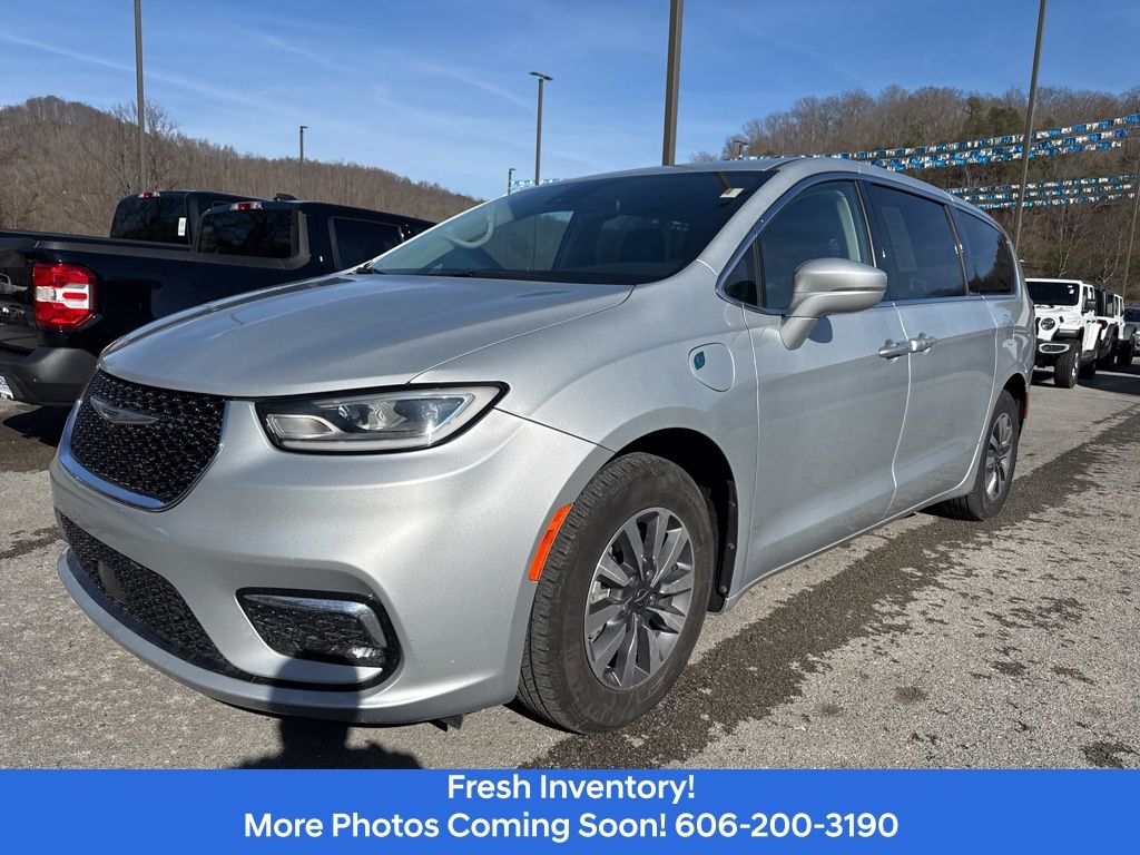 2022 Chrysler Pacifica Hybrid Touring L Hybrid's photo