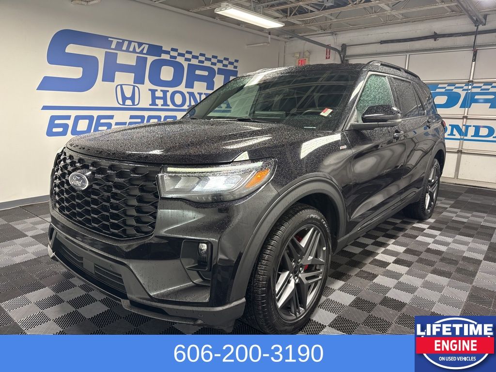 2025 Ford Explorer ST-LINE's photo