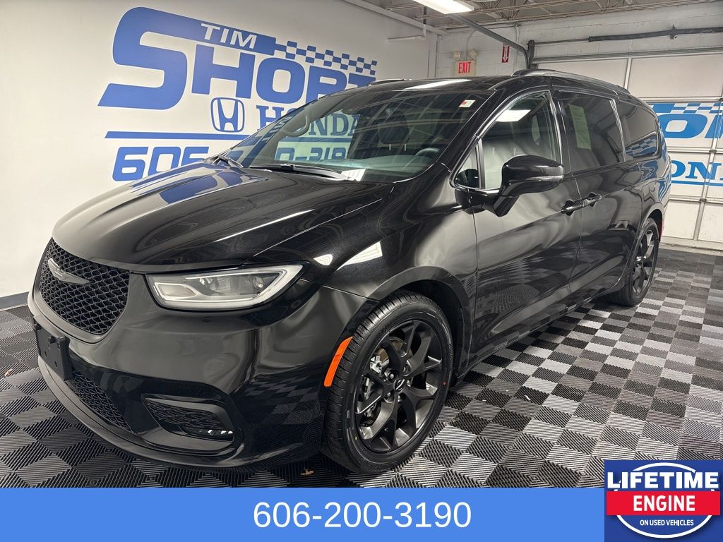 2025 Chrysler Pacifica Limited's photo