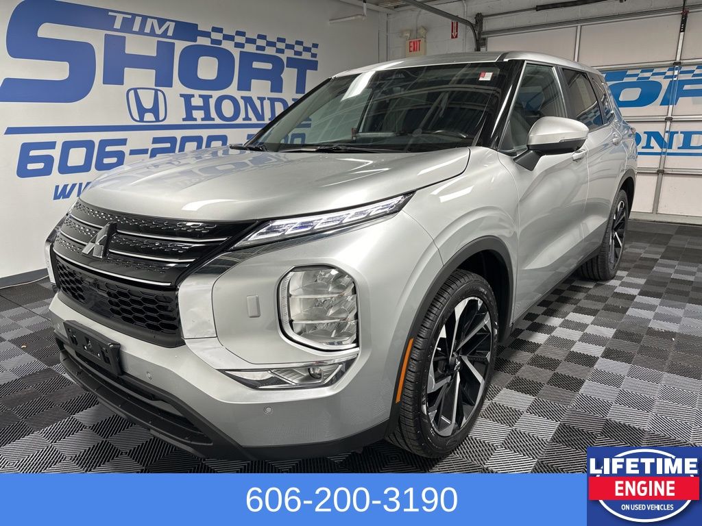 2024 Mitsubishi Outlander SE's photo