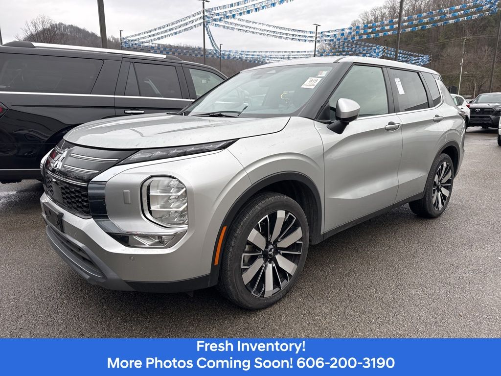 2025 Mitsubishi Outlander SE's photo