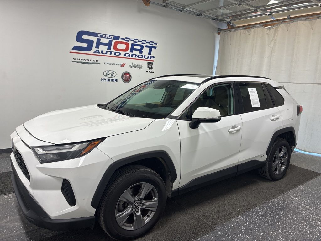 2022 Toyota RAV4 XLE's photo