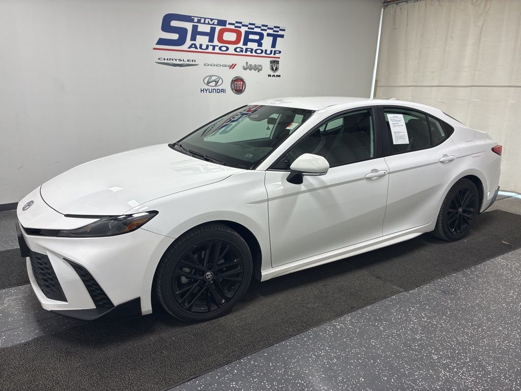 2025 Toyota Camry SE's photo