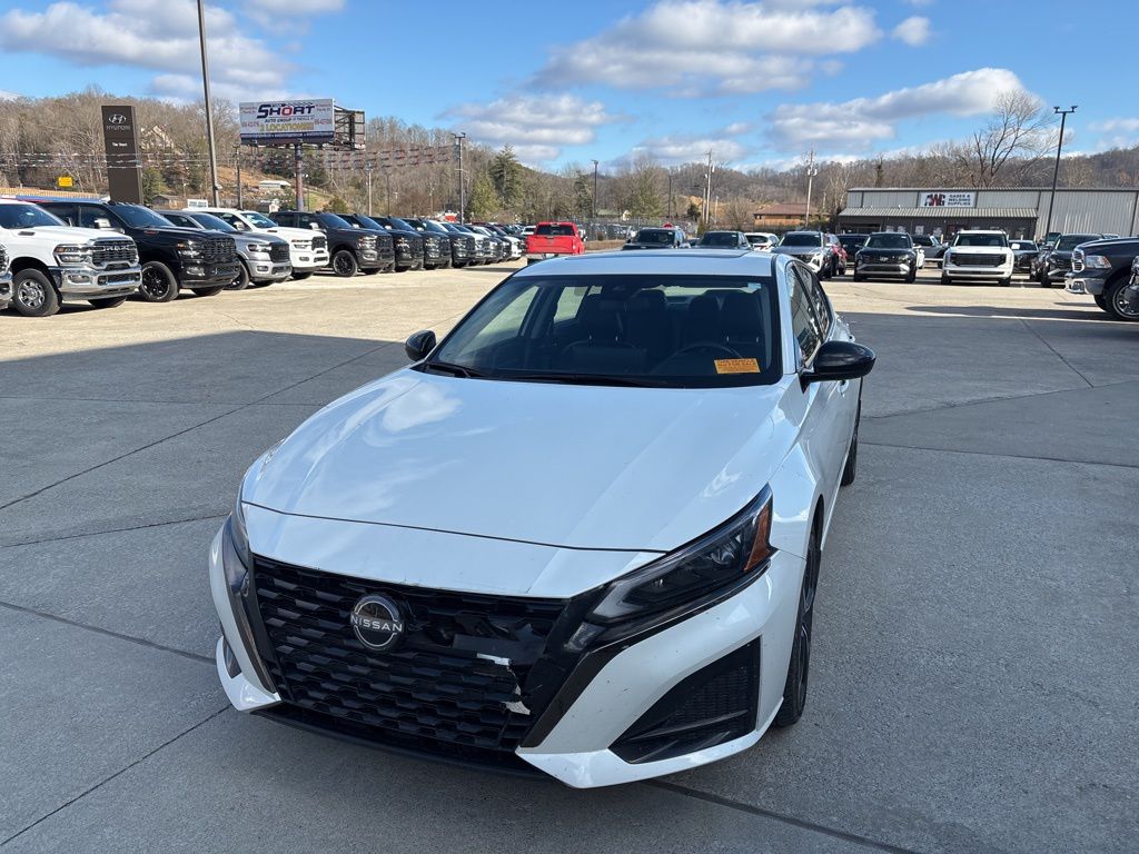 2023 Nissan Altima SR's photo