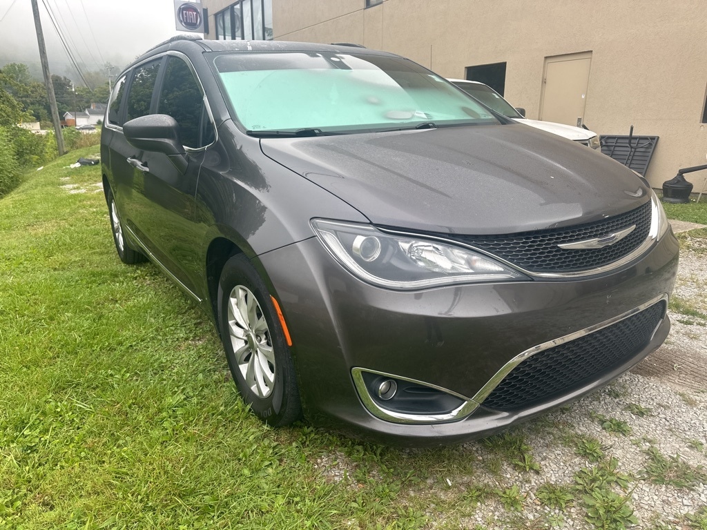 Used 2017 Chrysler Pacifica Touring-L with VIN 2C4RC1BG1HR621635 for sale in Pikeville, KY