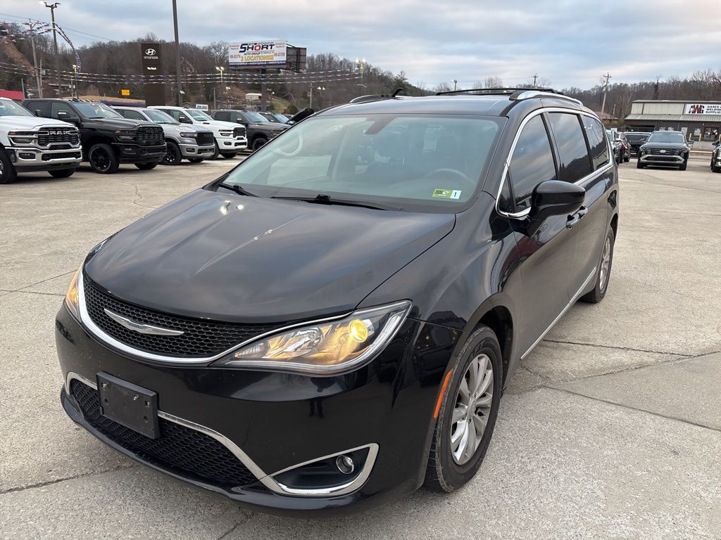 2018 Chrysler Pacifica Touring L's photo