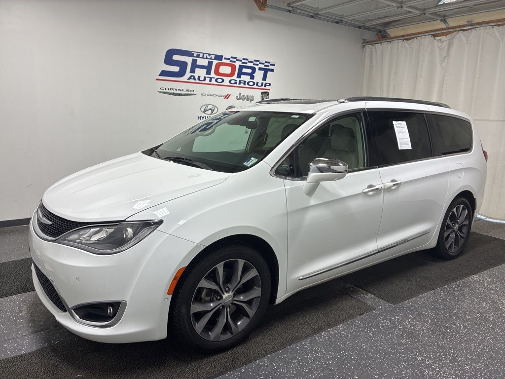 2018 Chrysler Pacifica Limited's photo