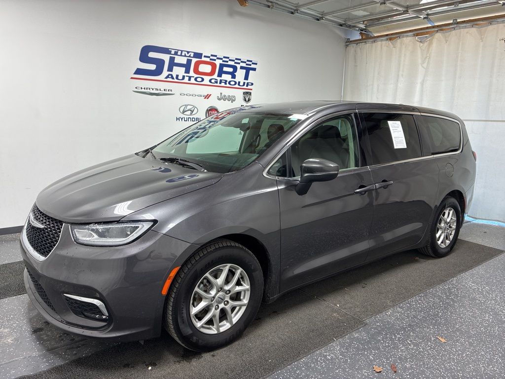 2023 Chrysler Pacifica Touring L's photo