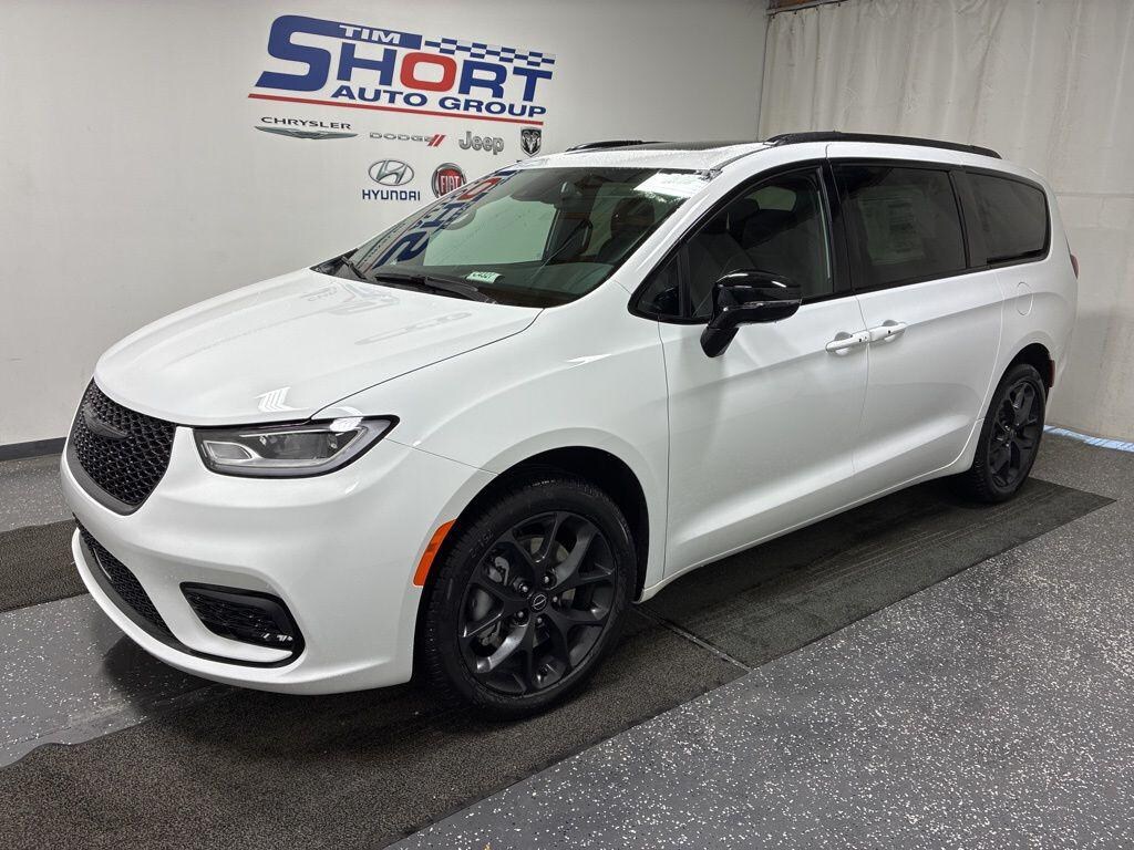 New 2026 Chrysler Pacifica Limited AWD Van Passenger Van