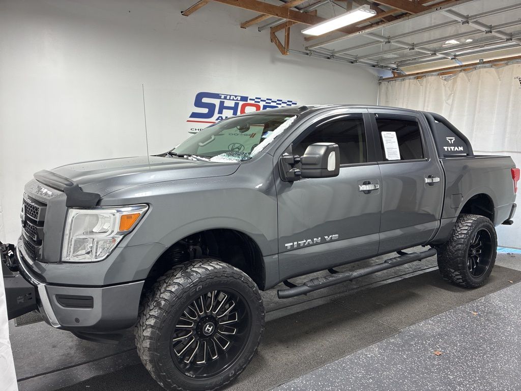 2020 Nissan Titan SV's photo