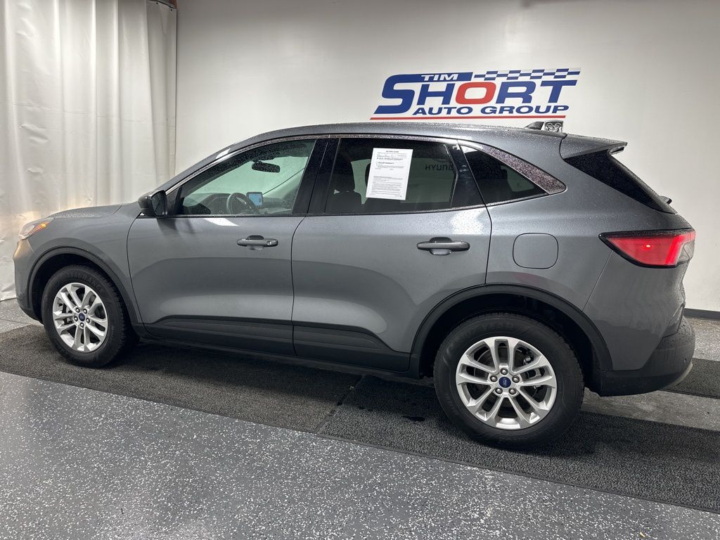 Used 2022 Ford Escape SE with VIN 1FMCU9BZ8NUA61643 for sale in Pikeville, KY