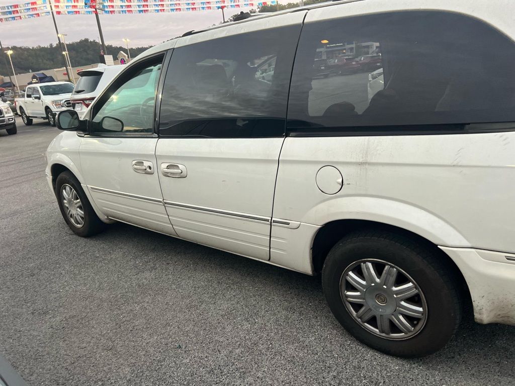 Used 2005 Chrysler Town & Country Limited with VIN 2C8GP64L05R257902 for sale in Pikeville, KY