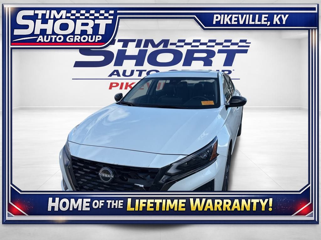 2023 Nissan Altima SR's photo