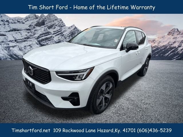2023 Volvo XC40 B5 Plus Dark AWD's photo