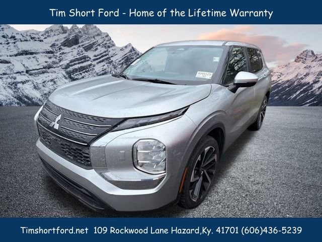 2022 Mitsubishi Outlander ES's photo