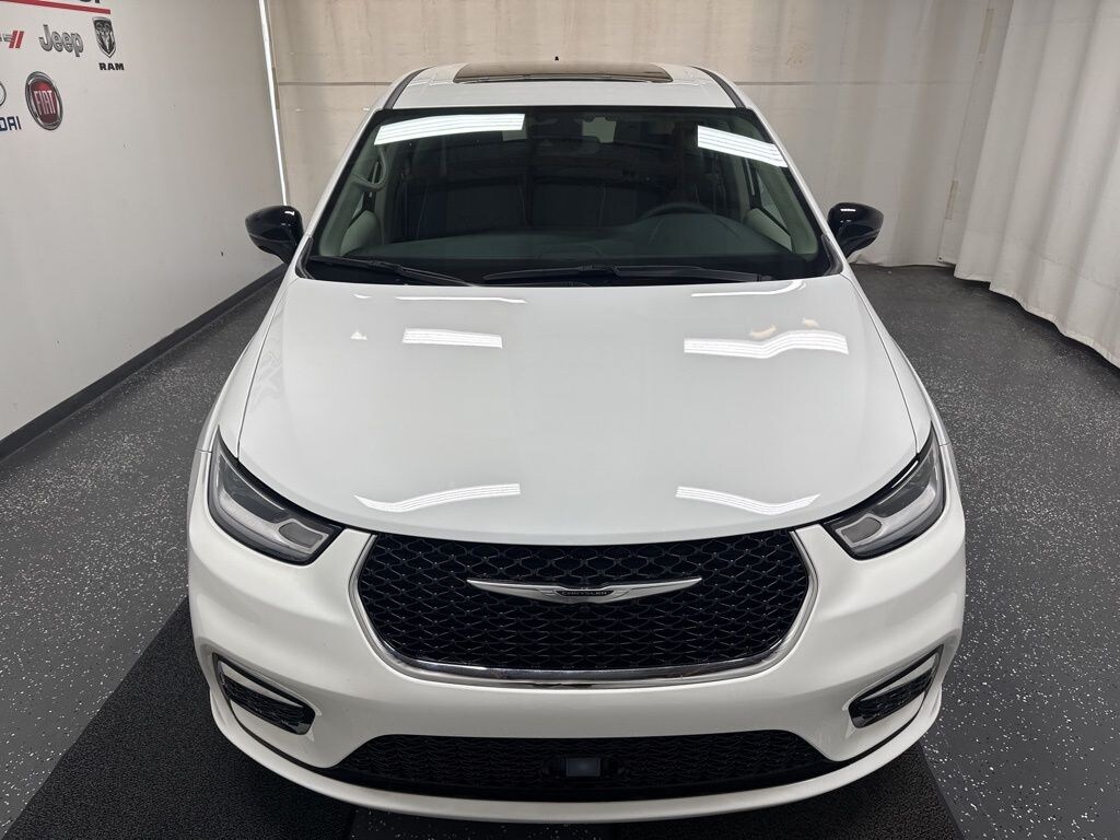 Used 2024 Chrysler Pacifica Limited Minivan/Van