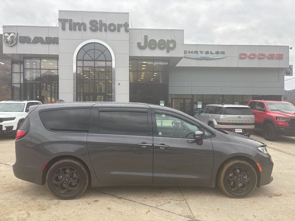 Used 2022 Chrysler Pacifica Hybrid Touring L Minivan/Van