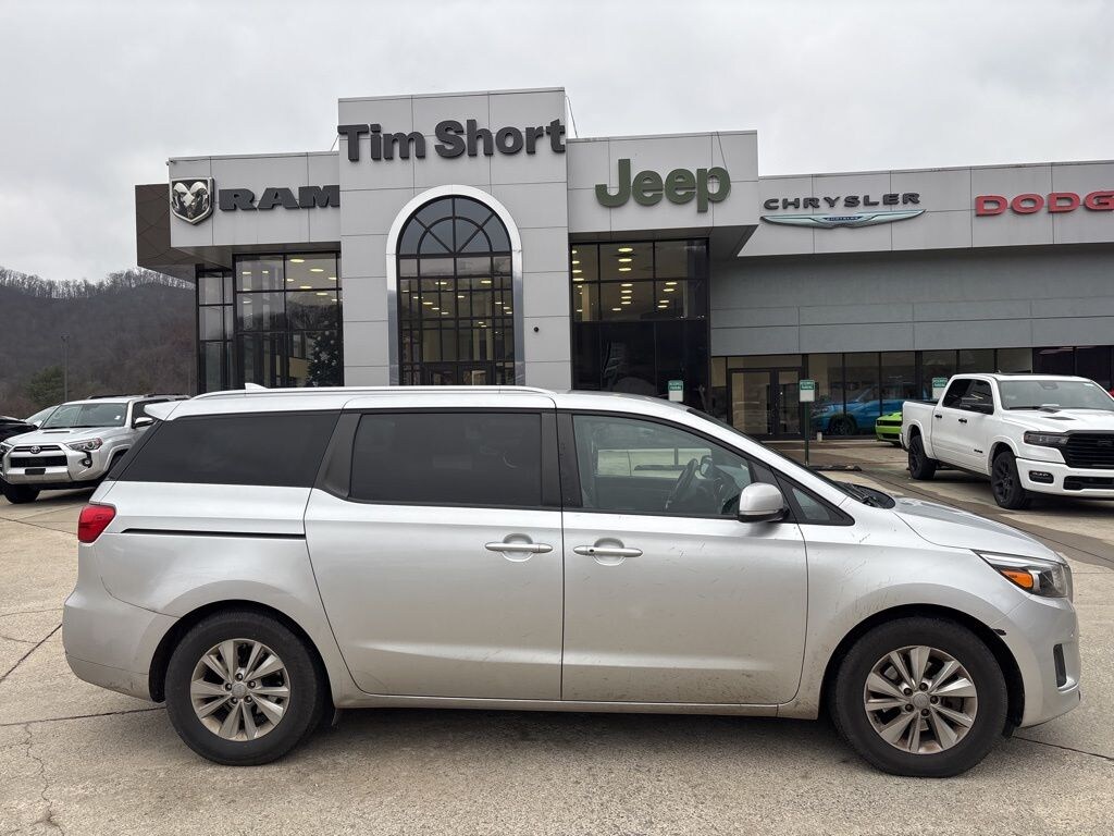 Used 2017 Kia Sedona LX Minivan/Van