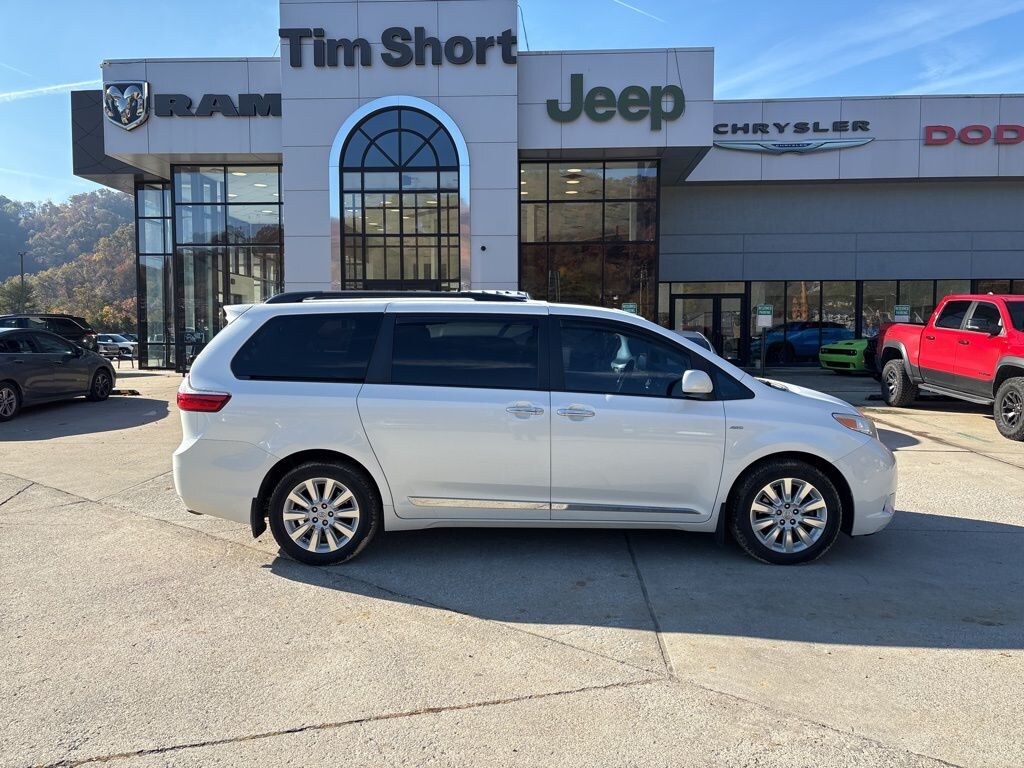 Used 2016 Toyota Sienna XLE Premium Minivan/Van