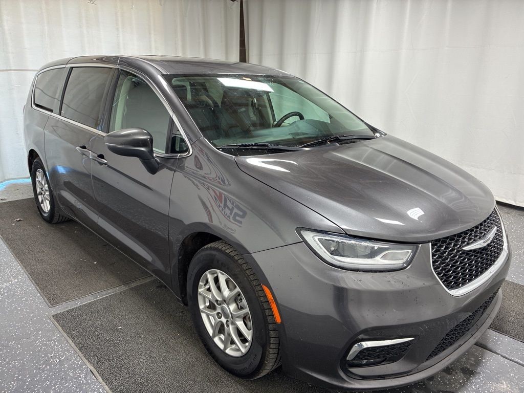 Used 2023 Chrysler Pacifica Touring L Minivan/Van