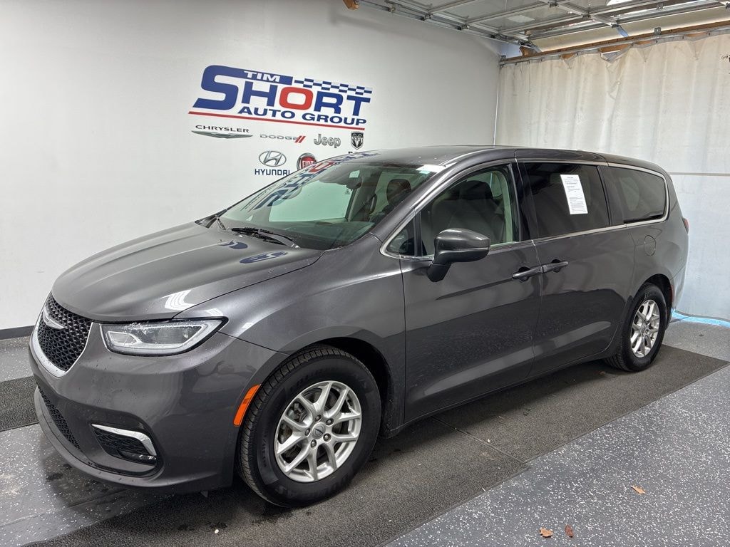 Used 2023 Chrysler Pacifica Touring L Minivan/Van