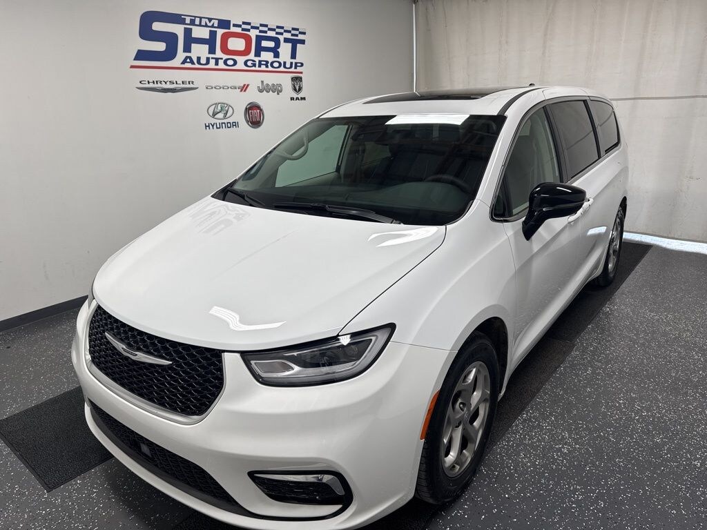 Used 2024 Chrysler Pacifica Limited Minivan/Van