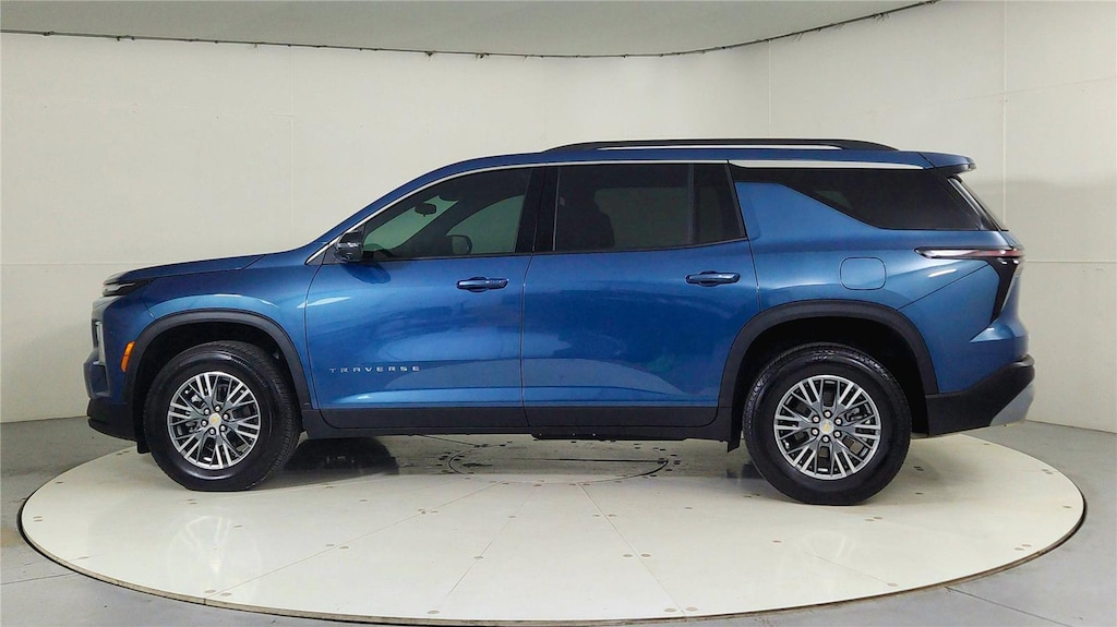 Used 2025 Chevrolet Traverse LT SUV