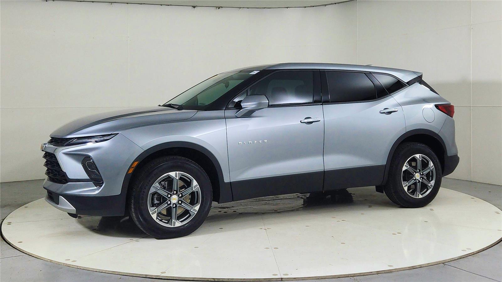 2024 Chevrolet Blazer 2LT photo 2