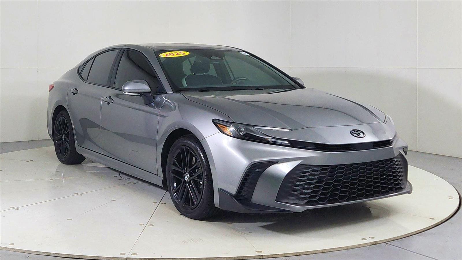 2025 Toyota Camry SE's photo