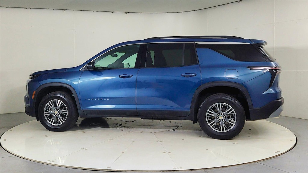 Used 2025 Chevrolet Traverse LT SUV