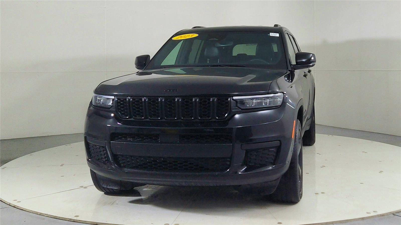 2023 Jeep Grand Cherokee Altitude photo 2