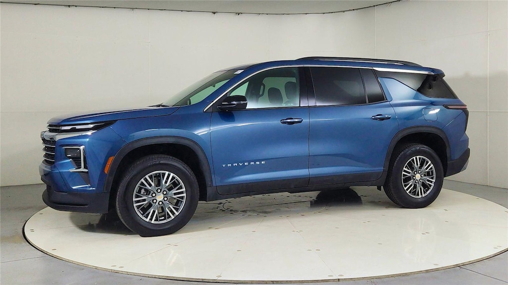 Used 2025 Chevrolet Traverse LT SUV