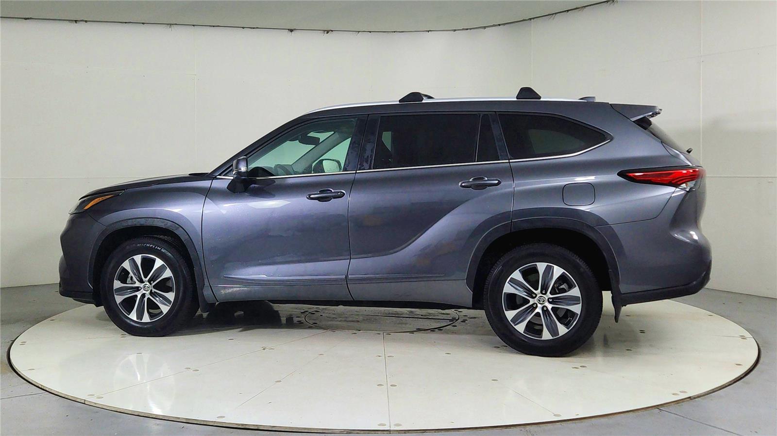 2023 Toyota Highlander L photo 2