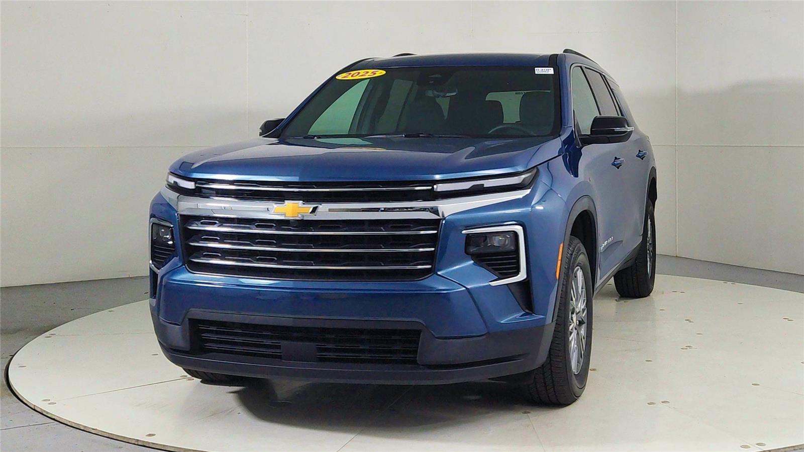 2025 Chevrolet Traverse photo 2