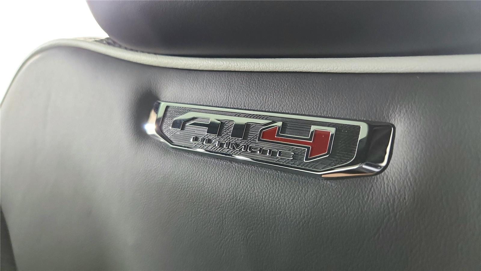 2026 GMC Yukon AT4 Ultimate - Photo 16