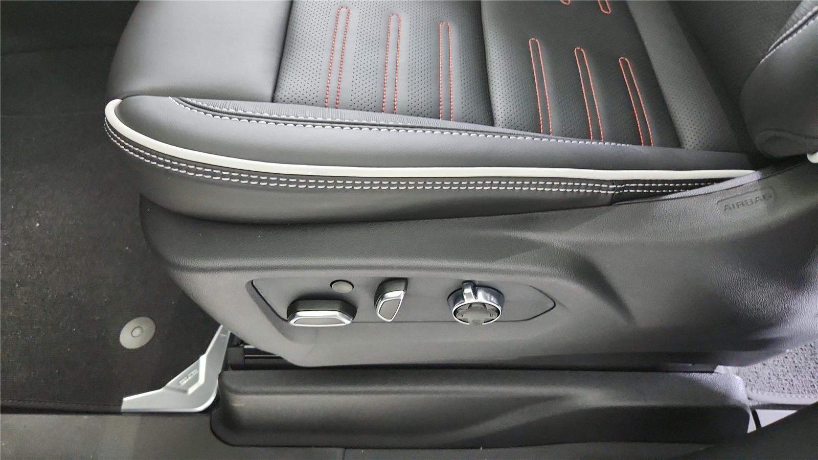 2026 GMC Yukon AT4 Ultimate - Photo 12