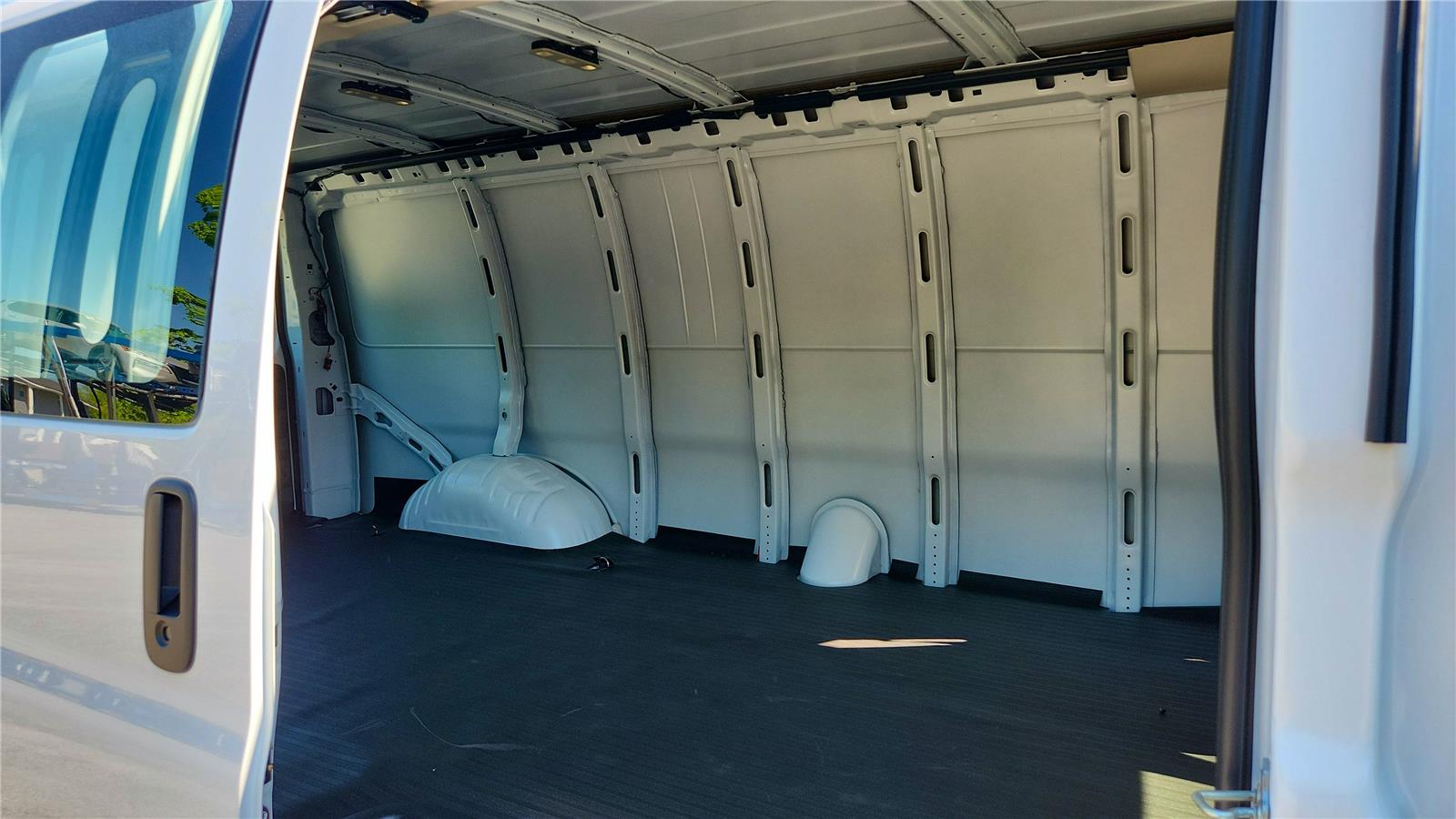 2026 GMC Savana Cargo Work Van - Photo 18