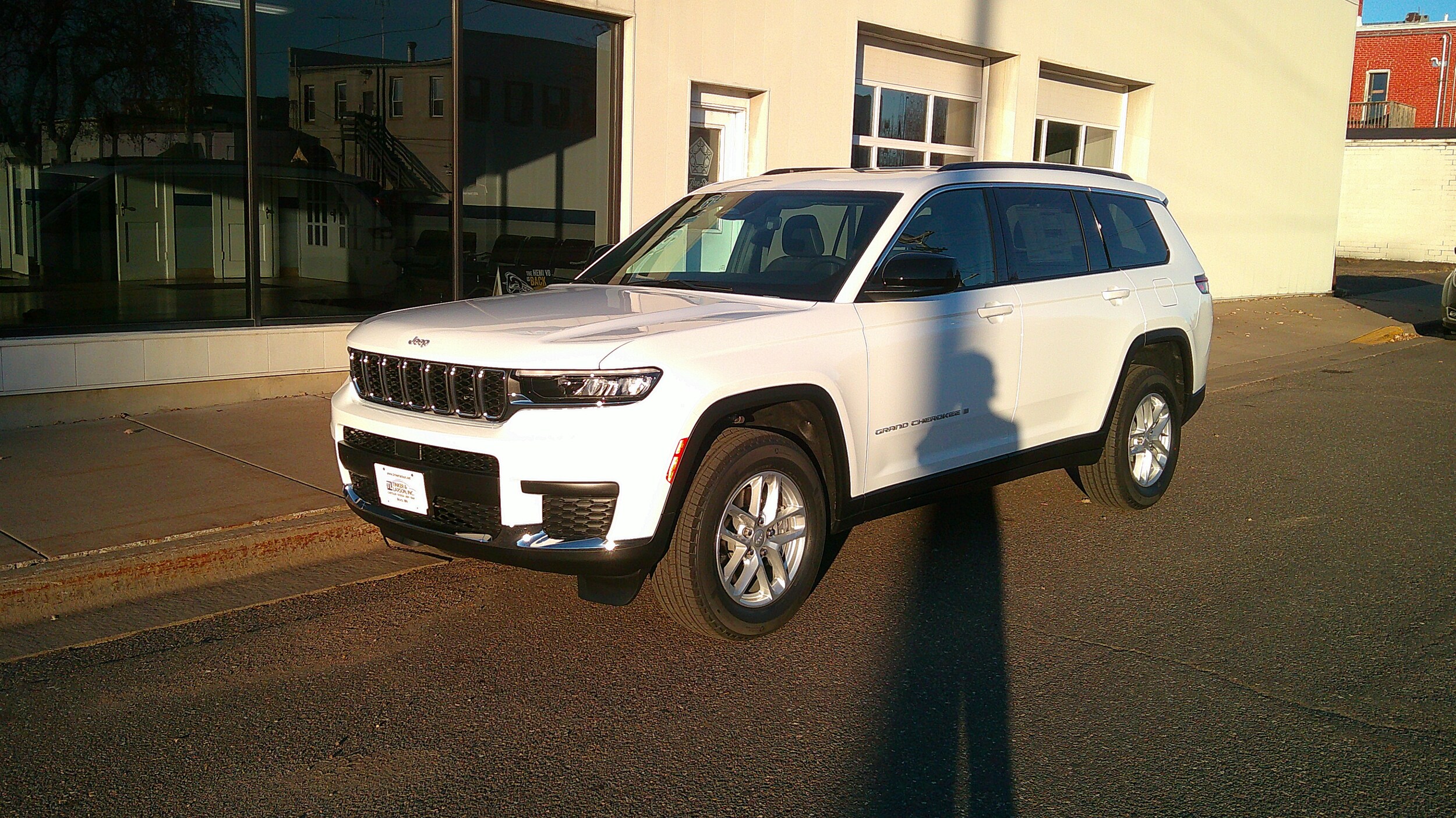 2025 Jeep Grand Cherokee Laredo photo 2