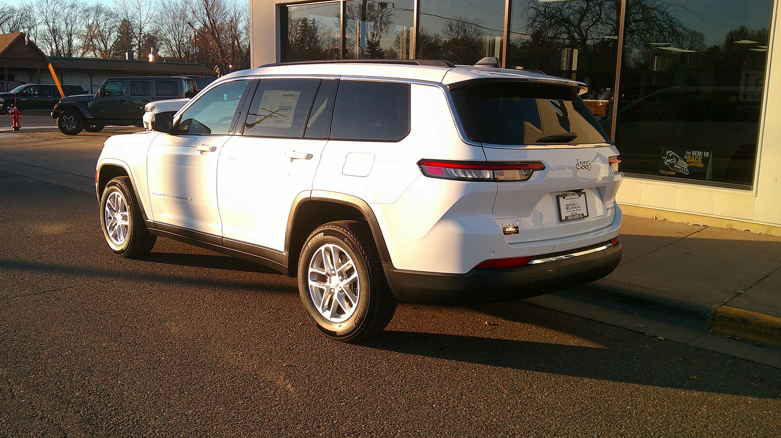 2025 Jeep Grand Cherokee Laredo photo 3