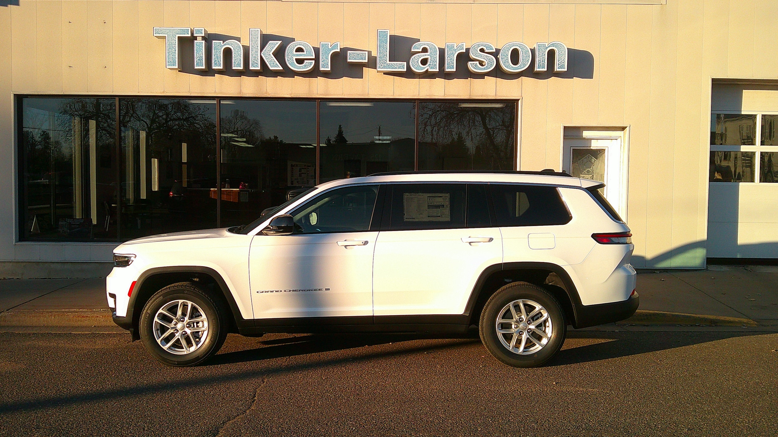 2025 Jeep Grand Cherokee L Laredo's photo