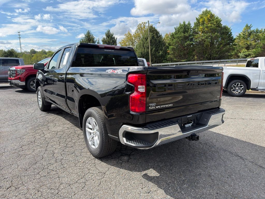 2022 Chevrolet Silverado 1500 LT photo 3