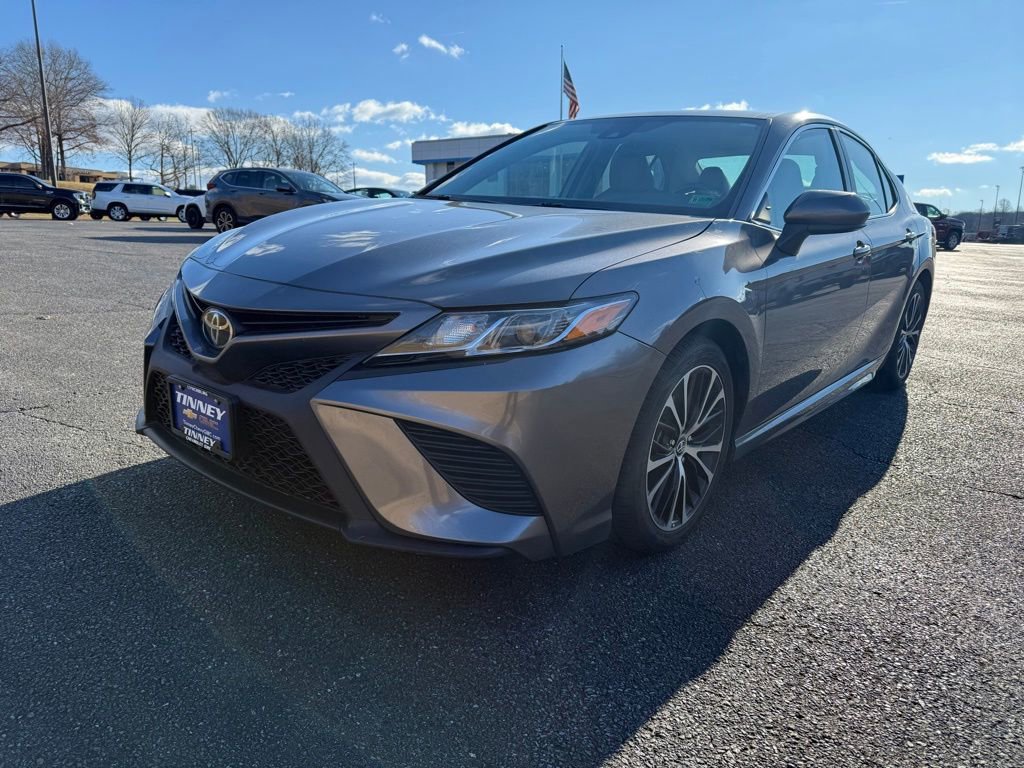 2019 Toyota Camry SE XLE photo 3
