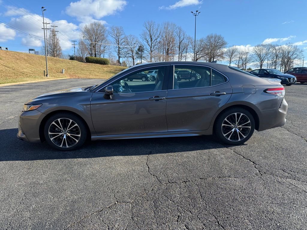 2019 Toyota Camry SE XLE photo 4