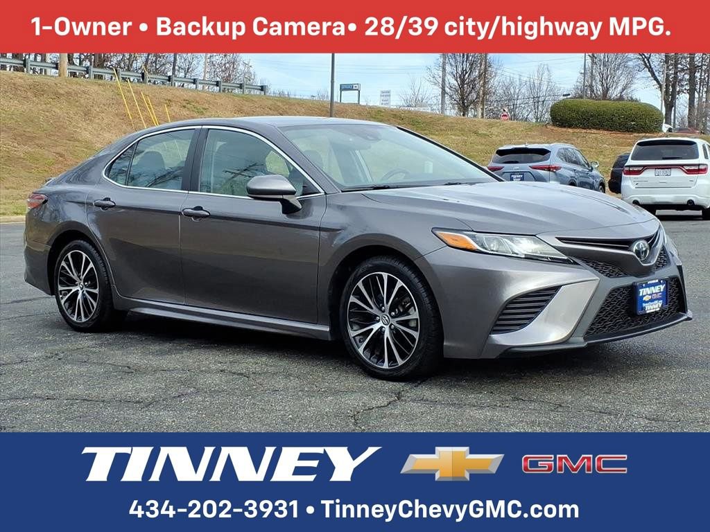 2019 Toyota Camry SE's photo