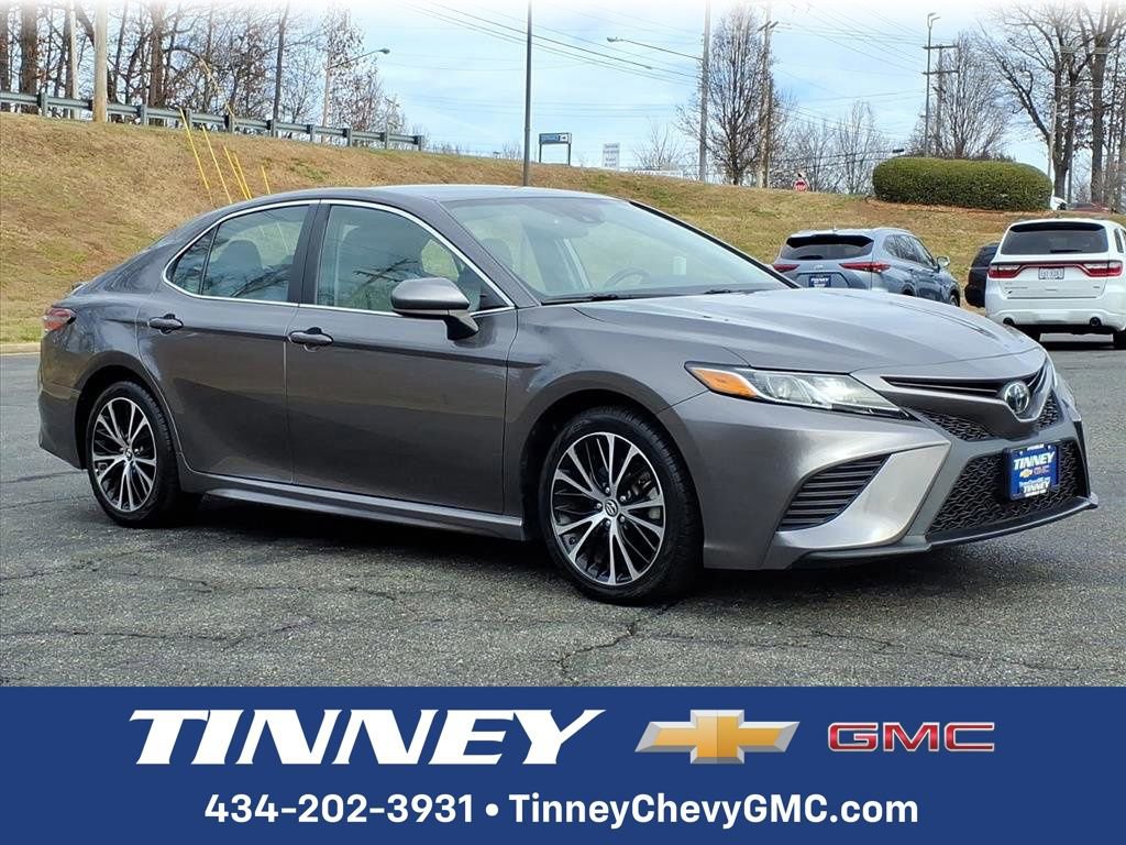2019 Toyota Camry SE's photo
