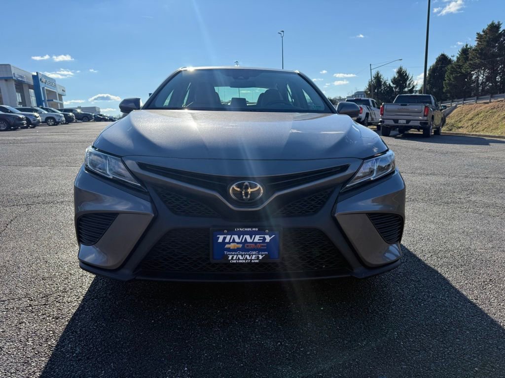2019 Toyota Camry SE XLE photo 2