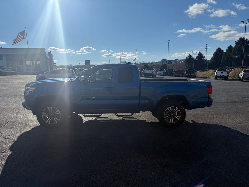 2016 Toyota Tacoma SR5 TRD Sport photo 4