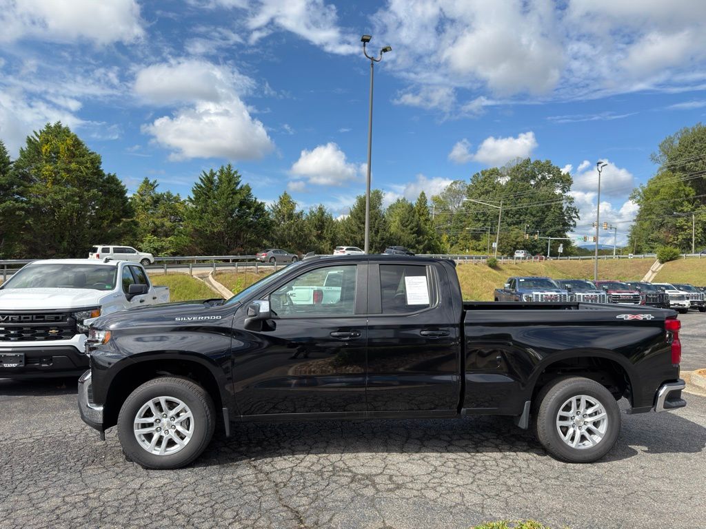 2022 Chevrolet Silverado 1500 LT photo 2