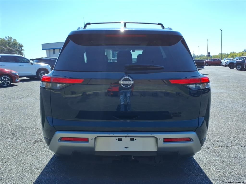 2023 Nissan Pathfinder Platinum photo 4